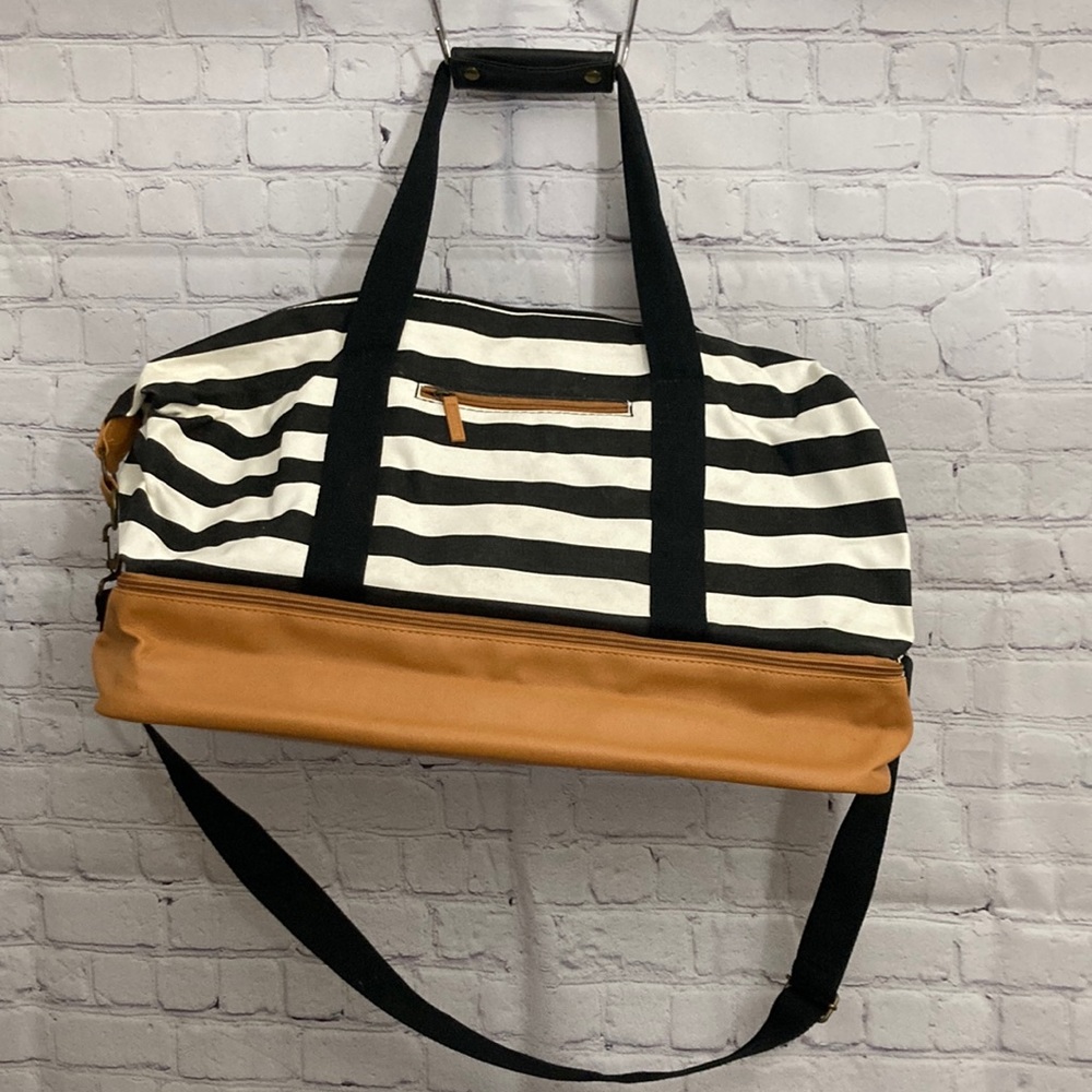 DSW weekender bag with extra bottom compartment  🌷